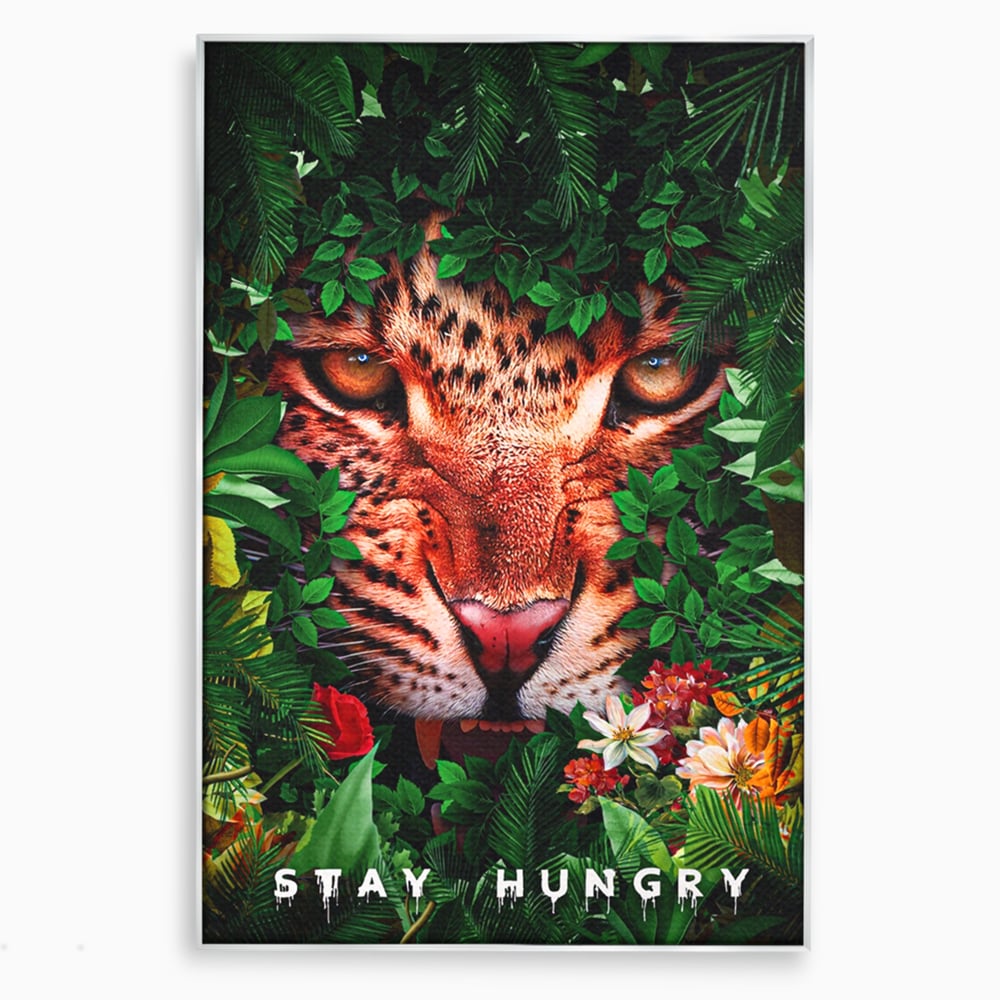 Tablou canvas cu ilustratie digitala portret tigru in jungla, in rama de aluminiu argintiu